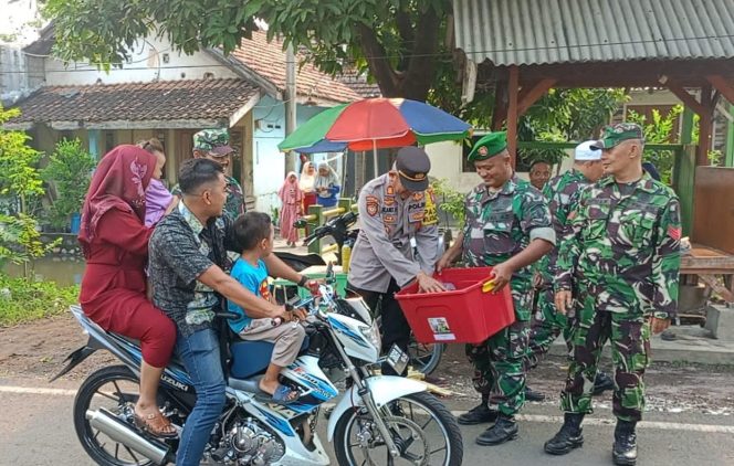 
 Menjelang Berbuka Puasa, Koramil 0819/08 Rejoso Bersama Tiga Pilar Bagi Takjil