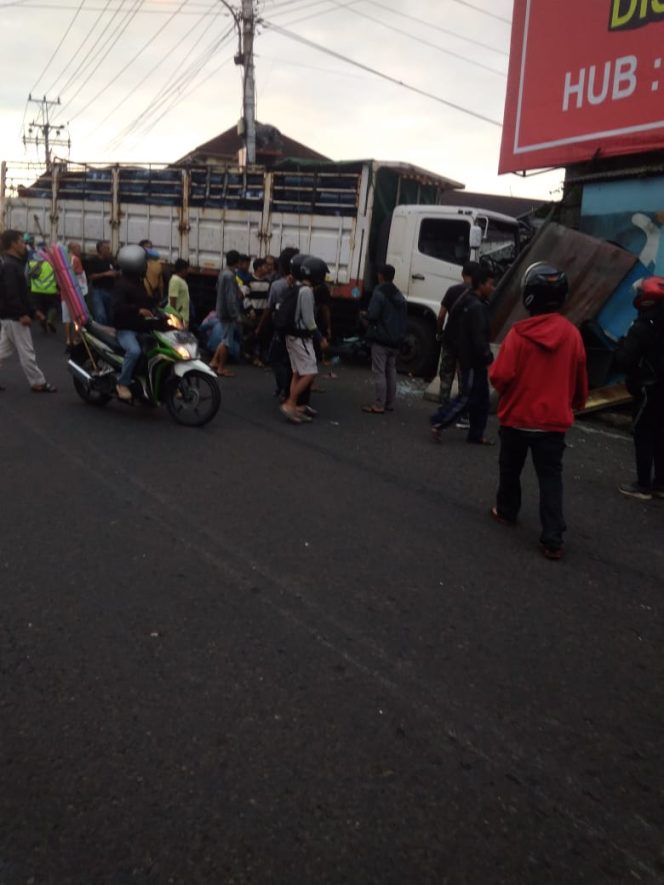 
 Tabrakan Beruntun di  Pertigaan Pasar Kertek Wonosobo, 3 Orang Dilarikan ke RS
