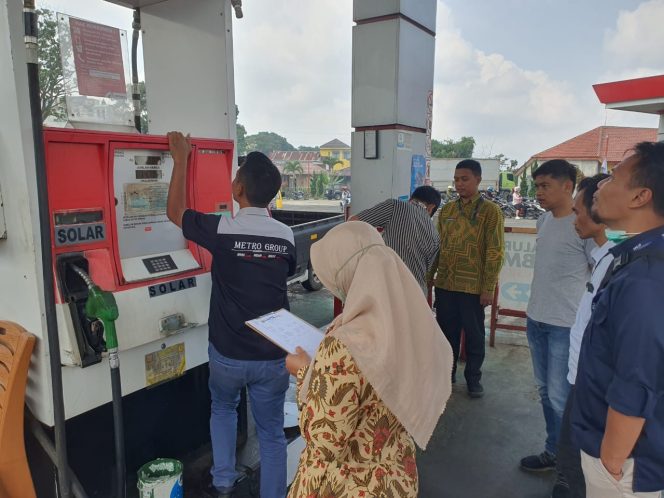 
 Atisipasi Kenakalan SPBU Menjelang Lebaran Petugas Gabungan Memeriksa Stok Bahan Bakar Minyak (BBM), Dan Alat Ukur BBM
