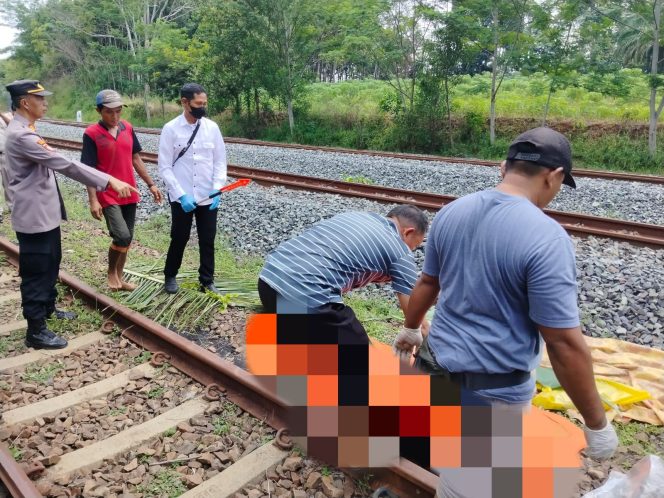 
 Polres Lampung Utara Evakuasi Korban Tertabrak Kerata Api
