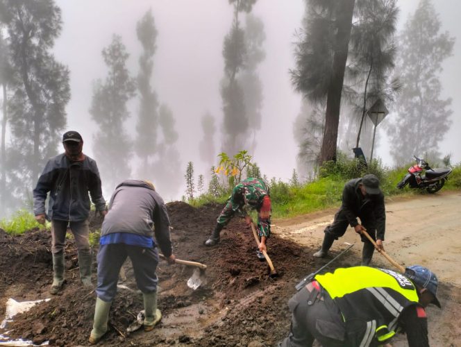 
 Babinsa Koramil 0819/26 Tosari Gelar Karya Bakti Perbaikan Jalan