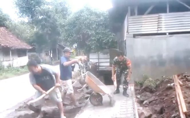 
 Babinsa Dan Warga Bersatu Membuat Jembatan