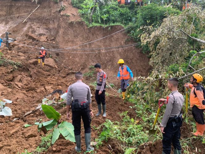 
 Polres Wonosobo Evakuasi 4 Rumah Warga Tertimbun Tanah Longsor