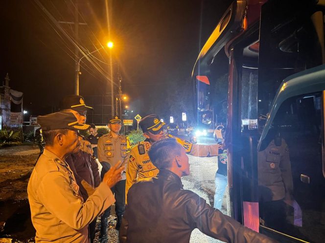 
 Arus Balik Lebaran 2024, Polres Lampung Utara Berikan Layanan Kesehatan dan Pijet Gratis Kepada Pemudik Hingga Sopir Bus