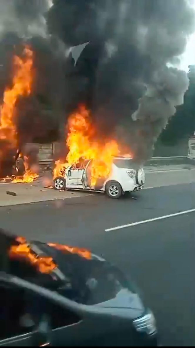 
 Kecelakaan Di Tol Jakarta Cikampek KM 58, Mengakibatkan 13 Orang Tewas