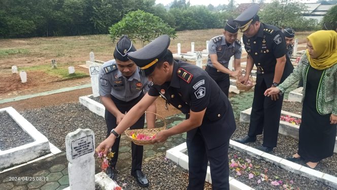 
 Memperingati Hari Bhakti Permasyarakatan ke – 60 Tahun Kepala Rubasan Kelas II Turut Hadir Di Makam Pahlawan.