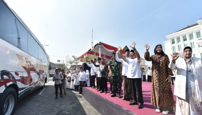 
 Berangkatkan Ribuan Lebih Calon Jamaah Haji Kabupaten Pasuruan, Ini Pesan Pj Bupati Pasuruan
