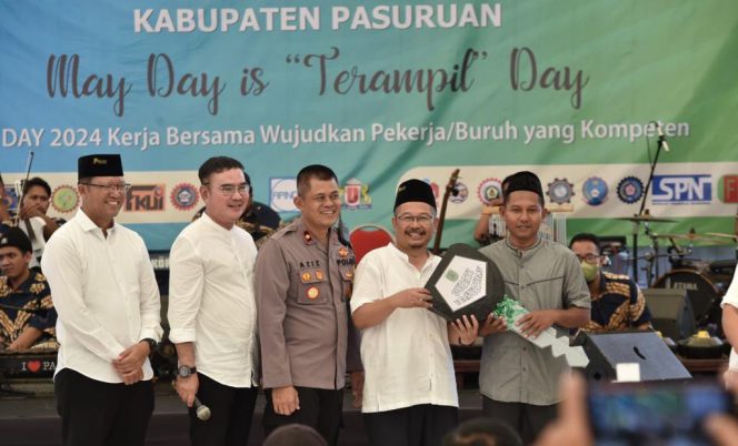 
 Pj. Bupati Pasuruan: Peringatan Hari Buruh Sedunia, Momentum Bagi Pekerja Tingkatkan Produktivitas Melalui Pengetahuan dan Sikap