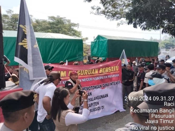 
 Kejari Kabupaten Pasuruan Digeruduk Forum Pasuruan Bersatu, Tuntut Transparansi Sejumlah Kasus.