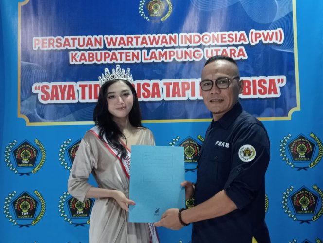 
 Raih Best Catwalk II 2024, Ainun Ucapkan Terimakasih. Ketua PWI Lampura Berikan Uang Pembinaan