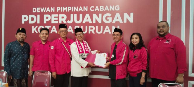 
 Gus Hamid Mengembalikan Formulir Ke Kantor DPC PDIP