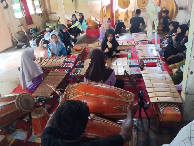 
 Lestarikan Budaya Jawa, Sanggar Guna Laras Budaya Berdayakan Siswa TPQ Ciptakan Gending – Gending Islami
