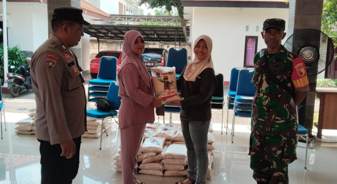 
 Menjelang Gelaran Peluncuran Pemilihan Walikota dan Wakil Walikota 2024, KPU Bagi-bagi Beras. 