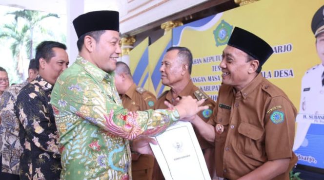 
 Ini Pesan Plt Bupati Sidoarjo Saat Serahkan SK Perpanjangan Masa Jabatan Kepada 242 Kades