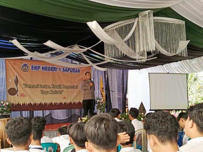 
 Polsek Sapuran Sosialisasikan Bahaya Kenakalan Remaja Di SMPN 1 Sapuran