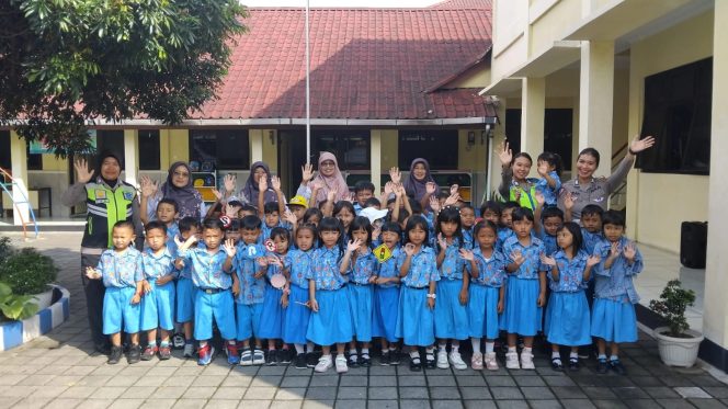 
 Kenalkan Rambu Lalu Lintas Sejak Usia Dini, Satlantas Polres Wonosobo Laksanakan Kegiatan Polisi Sahabat Anak