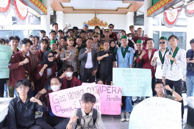 
 Kapolres Lampung Utara Pimpin Pengamanan Aksi Damai PC HMI di Kantor DPRD 
