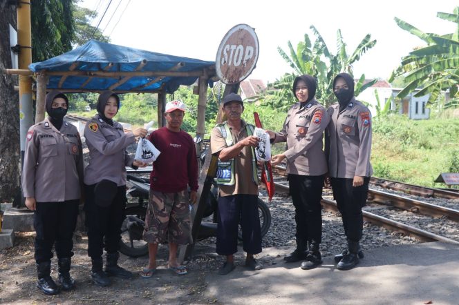 
 Polwan Peduli Sesama, Anggota Polwan Polres Pasuruan Bagikan Daging Qurban Kepada Penjaga Palang Perlintasan KA
