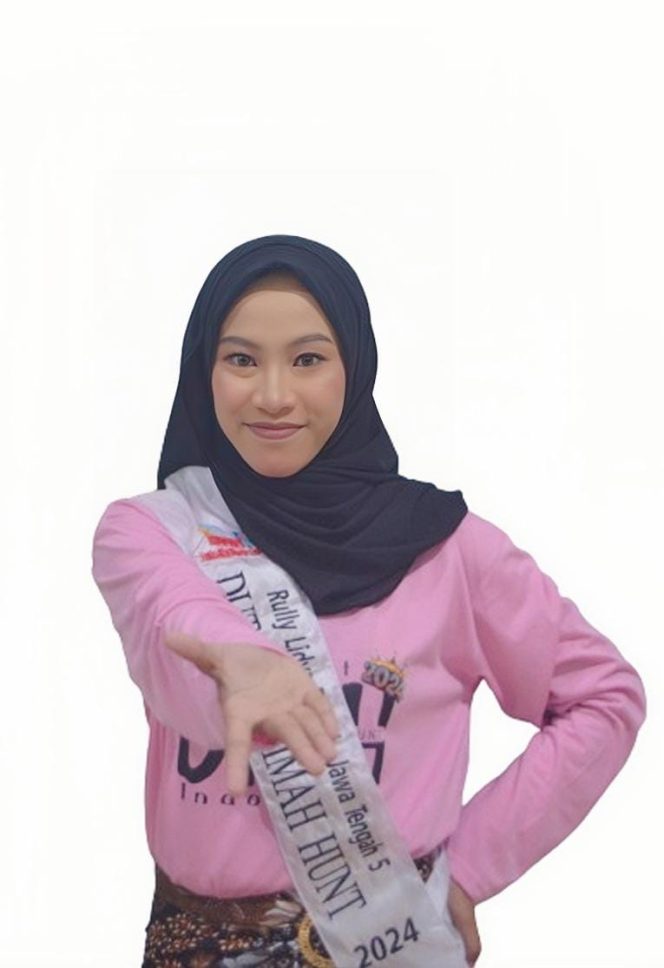 
 Mewakili Jawa Tengah, Rully Lidya Entiwi Gadis Asal Purworejo Berkompetisi Dalam Ajang Pemilihan Duta Muslimah Nasional