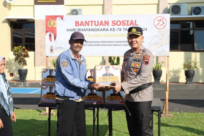 
 Dalam Rangka HUT Bhayangkara Ke-78 Polres Wonosobo Bagikan Bantuan Sosial