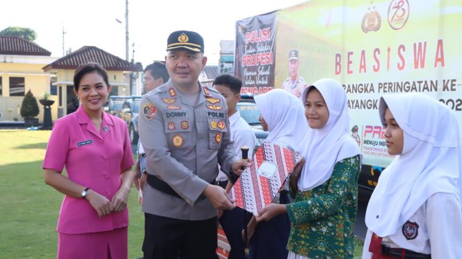 
 Hari Bhayangkara Tahun 2024, Polres Wonosobo Berikan Beasiswa Kepada 14 Siswa Berpretasi