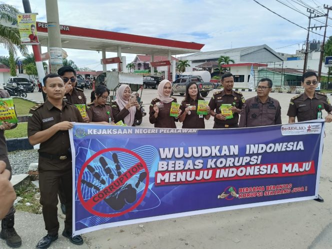
 Kejaksaan Negeri Kabupaten Pelalawan Bagikan Brosur dan Stiker Anti Korupsi Ke Pengguna Jalan