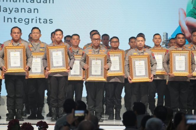 
 Polres Pasuruan Berhasil Raih Penghargaan Predikat Pelayanan Prima Dan Pembangunan Zona Integritas Polri