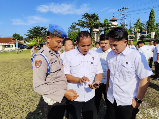 
 Cegah Judi Online, Pejabat Utama Polres Lampung Utara Cek Hp Personilnya