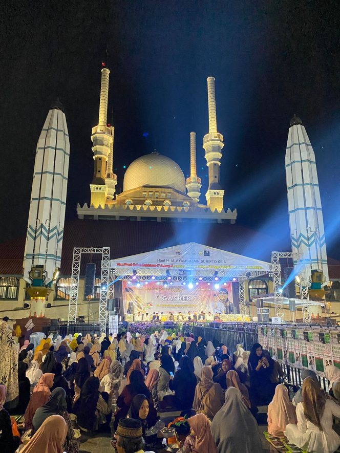 
 Luar Biasa Meriah! Maulid Akbar Bersama Gus Miftah  Di Masjid Agung Jawa Tengah
