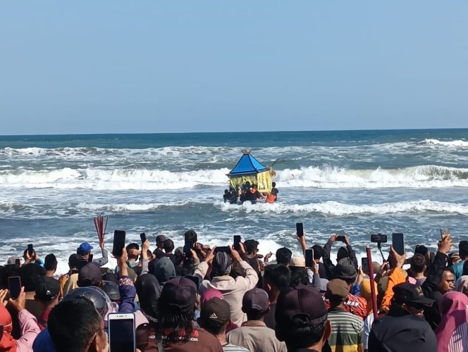 
 Prosesi Larung Sesaji Sedekah Laut Rukun Nelayan Mina Asih Di Desa Karangbenda Berjalan Lancar Dan Meriah