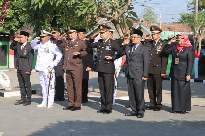 
 Kapolres Pasuruan Hadiri Upacara Ziarah Nasional Di TMP Bangil