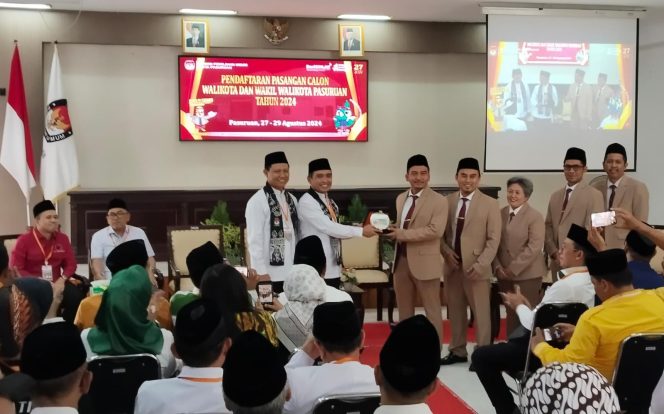 
 Pasangan Adi Wibowo – Nawawi Daftar Ke KPU, Didukung Seluruh Parpol. 