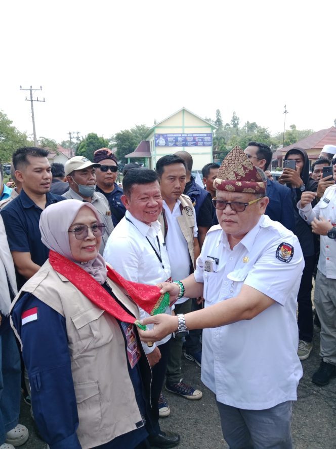 
 Menggunakan Becak Paslon Hj.Suharti dan H.Thamrin Mendaftarkan Diri Ke KPU Musi Rawas.