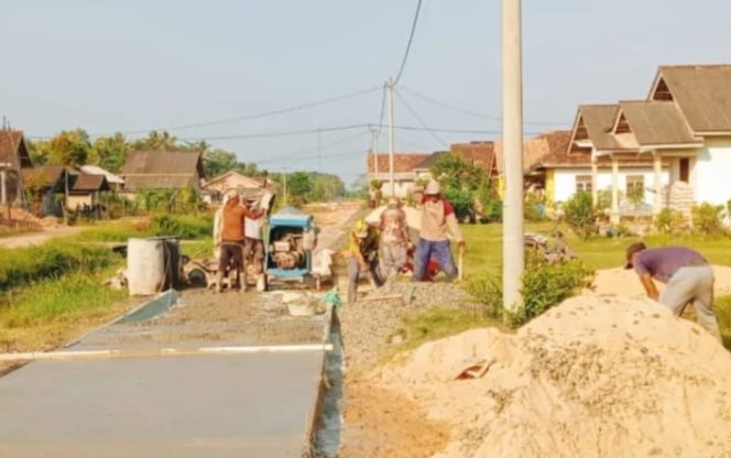 
 Kepala Desa Sidang Iso Mukti Realisasikan Pembangunan Jalan Rabat Beton