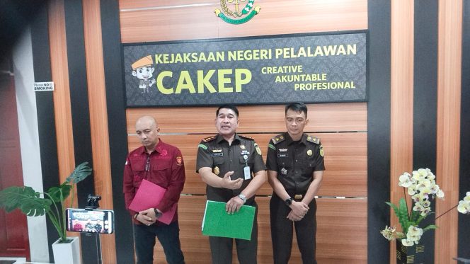 
 Janjikan SK Honorer, Kejaksaan Negeri Pelalawan Menetapkan Oknum PNS Disdikbud Sebagai Tersangka