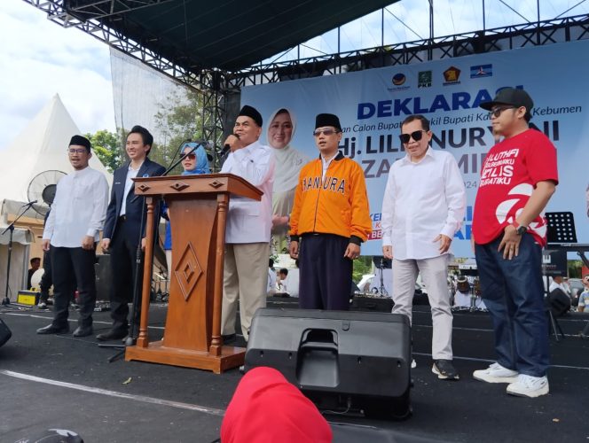 
 Ribuan Masa Pendukung Lilis Zaeni Tumpah Ruah Saat Deklarasi Dan Mengantarkan Calon Bupati Dan Wakil Bupati Mendaftar Di KPU Kebumen