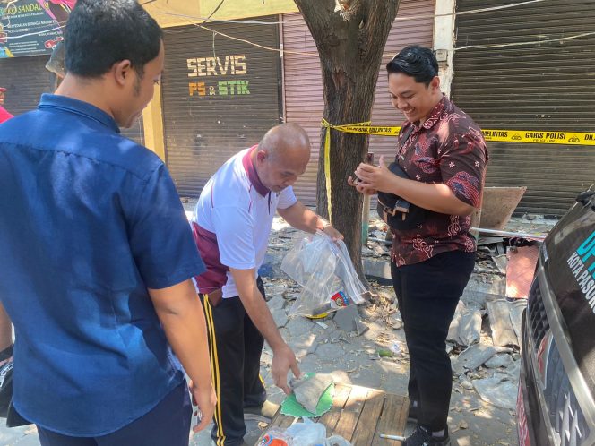 
 Teras Kios Pasar Ambruk Pasar Kebonagung Kota Pasuruan, Polisi Turun Tangan!