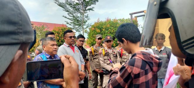 
 Massa Aksi Tuntut Aset Mantan Bupati dan Wakil Bupati Pelalawan Dikembalikan