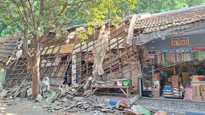 
 Brukk! Atap Teras Blok WB Pasar Kebonagung Kota Pasuruan Tiba-tiba Ambruk