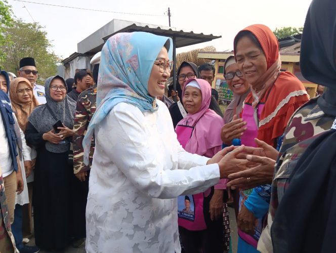 
 Calon Bupati Kebumen Hj. Lilis Nuryani Fuad Beserta Team Lakukan Grebeg Pasar Pagi Gombong