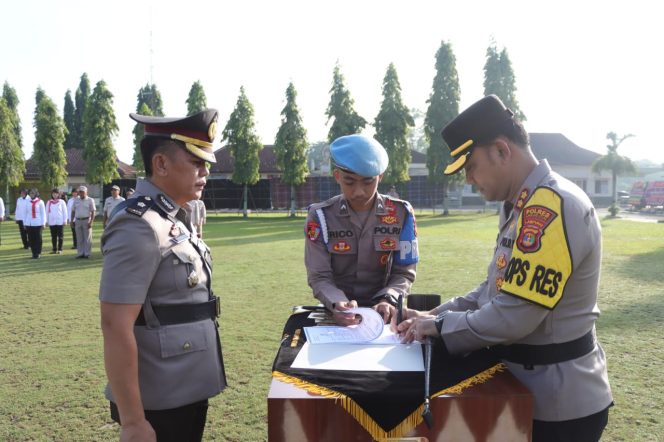 
 Rotasi Jabatan, Kapolres Lampung Utara Pimpin Upacara Penyerahan Jabatan Kabag Ops dan Serah Terima Jabatan Dua Kapolsek