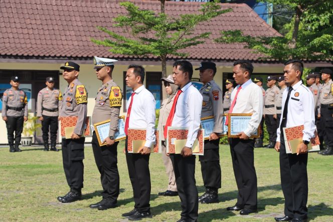 
 Polres Kabupaten Demak Gelar Apel Pemberian Penghargaan Kepada Anggota Berprestasi 