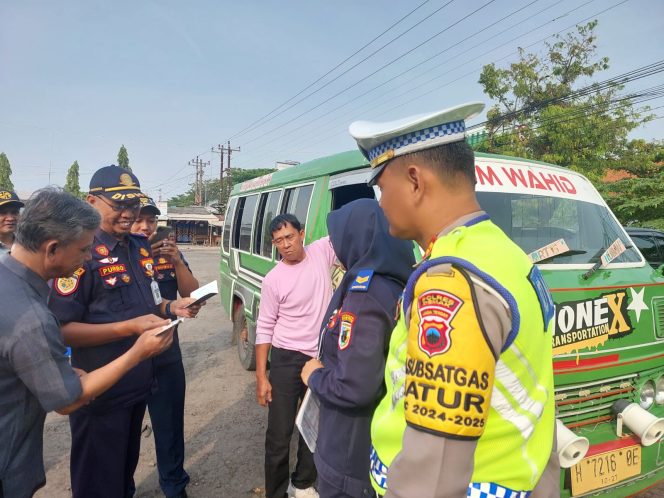 
 Dalam Rangka Operasi Zebra Candi 2024 Satlantas Bersama Dokkes Polres Demak Dan Dinas Perhubungan Gelar Ramp Check Serta Cek Kesehatan