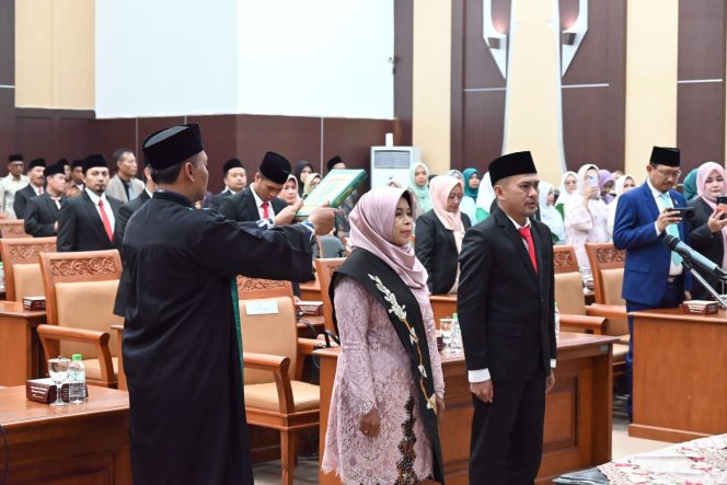 
 DPRD Kabupaten Pasuruan Lantik PAW Febri Irwan Darwis dan Dra Nur Laila,Gantikan Rusdi Sutejo dan Gus Shobih