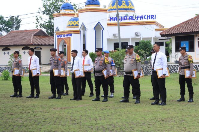 
 13 Anggota Polres Lampura Berprestasi Dapat Penghargaan 