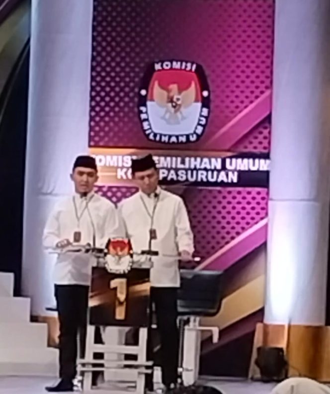 
 Paslon Tunggal Adi Wibowo-Nawawi Memaparkan Visi Misi dan Gagasan Dalam Debat Perdananya.
