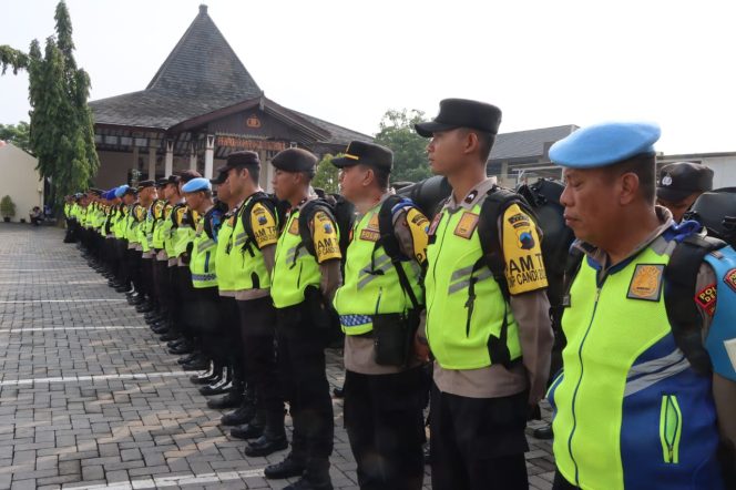 
 Polres Kabupaten Demak Gelar Apel Kesiapan Pengamanan TPS Pilkada 2024  Kerahkan Ratusan Personil