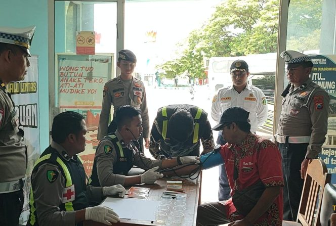 
 Polres Pasuruan Kota Gelar Pengecekan Urine Sopir Angkutan Umum Jelang Nataru