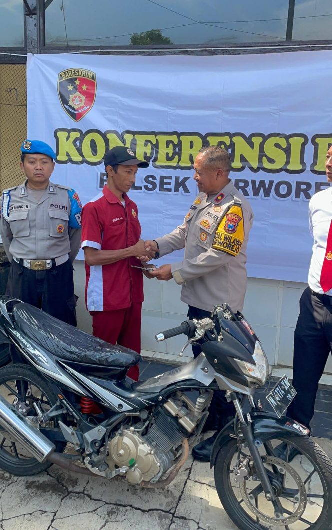 
 Polsek Purworejo Kembalikan 1 Unit Sepeda Motor Kepada Pemiliknya.