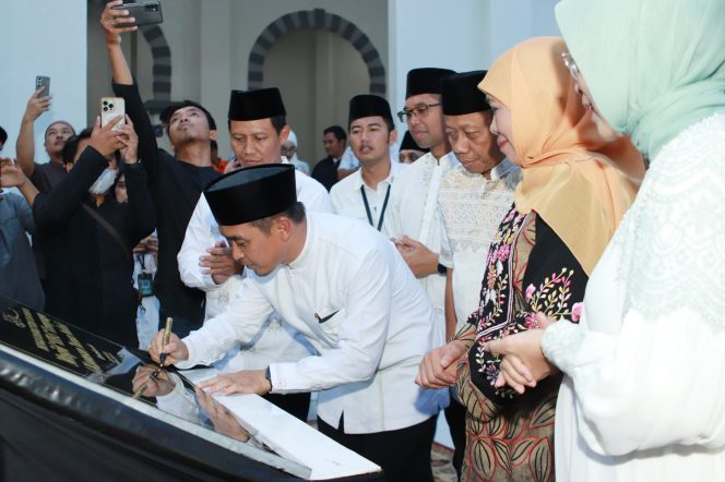 
 Awal Ramadhan Gubernur Jatim bersama Walikota Pasuruan, Resmikan Masjid Khas “Mekkah”.